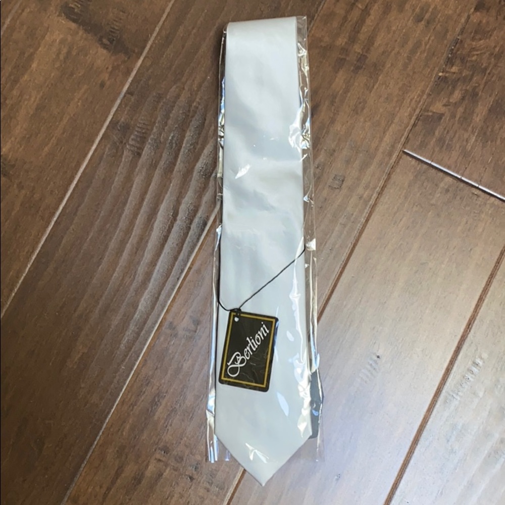 Berlioni White Tie with matching Handkerchief